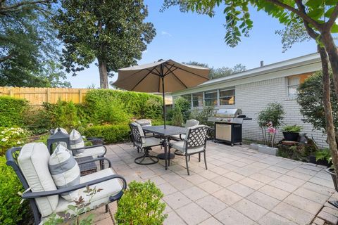 Photo of 3014 Brentwood Drive, Tyler, TX 75701 (MLS # 21238243)