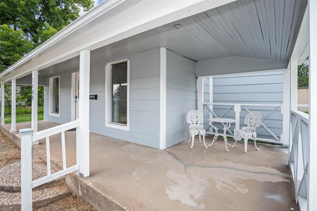 1009 E Denman Avenue