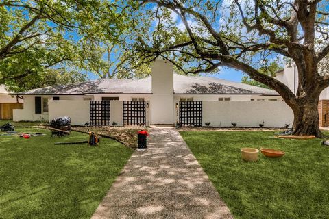 Photo of 6034 Prestonshire Lane, Dallas, TX 75225 (MLS # 21239332)