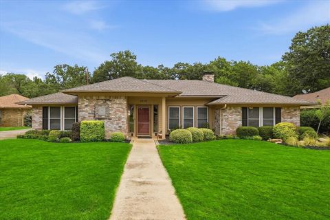 Photo of 2816 N Creekwood Drive, Grapevine, TX 76051 (MLS # 21337875)