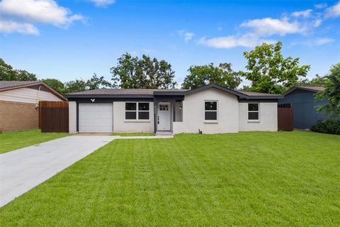 Photo of 422 Sparks Street, Grand Prairie, TX 75051 (MLS # 21165174)