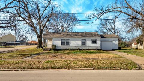 Photo of 901 Johnson Street, Terrell, TX 75160 (MLS # 21187077)