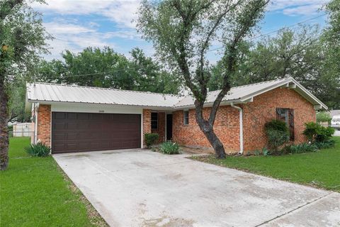 Photo of 1608 Oakland Terrace, Brownwood, TX 76801 (MLS # 21243810)