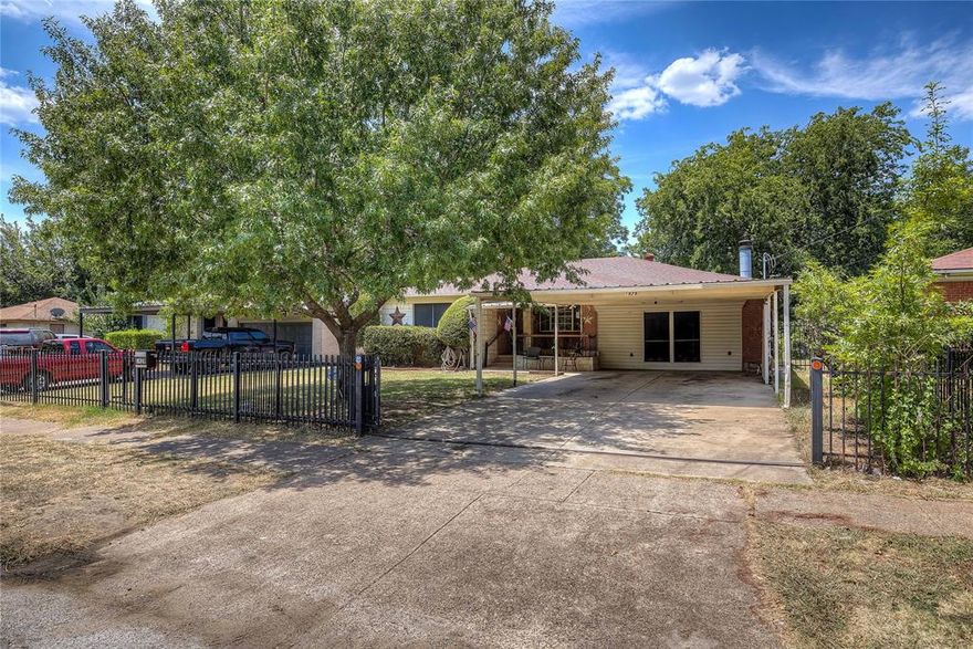 Nice 3 bedrooms, 3 Full baths, sitting on large lot. House could be great 1st time home buyers or investment property.  Includes new (2 yrs) refrigerator and stove in Kitchen.  Has a beautiful Stone fireplace in Den.  Oversized bedroom and a great bonus room in the back.
Neither Seller nor Listing Agent makes any warranties or representation as to accuracy.