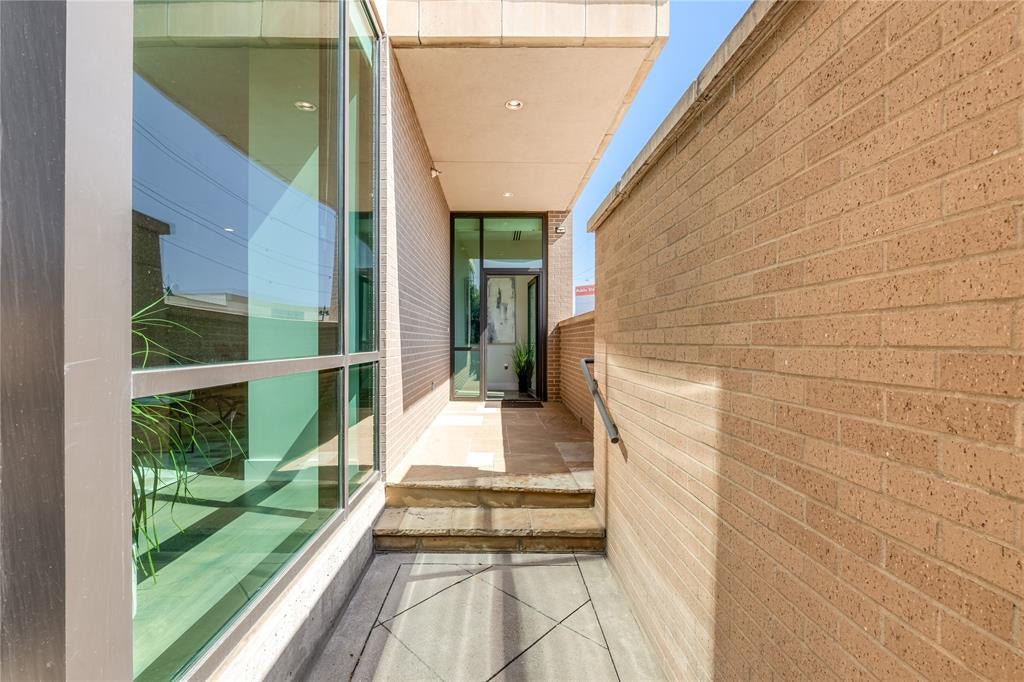 5656 N Central Expressway 103