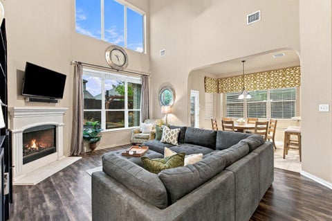 Photo of 1229 Realoaks Drive, Fort Worth, TX 76131 (MLS # 21400061)