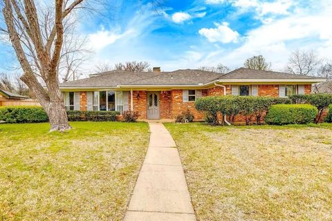 Photo of 2426 Nottingham Place, Grand Prairie, TX 75050 (MLS # 21087595)