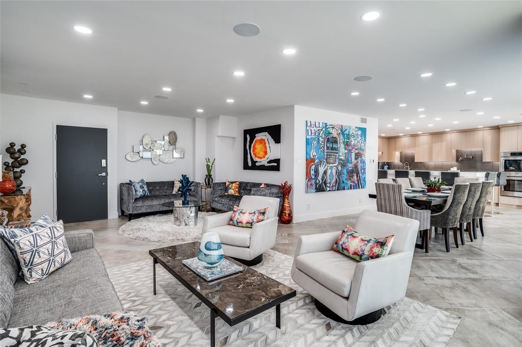 6211 W Northwest Highway 707