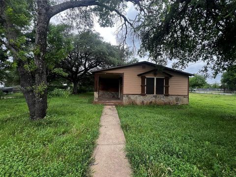 Photo of 319 Ridgecrest Court, Azle, TX 76020 (MLS # 21241945)