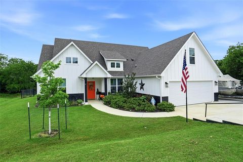 Photo of 116 Lindsey Lane, Runaway Bay, TX 76426 (MLS # 21254456)