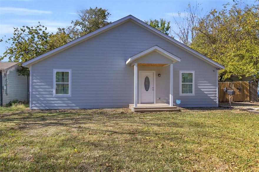 This charming, recently remodeled home offers added square footage while still maintaining a cozy, inviting feel which is perfect for first-time buyers. Fresh exterior paint, brand-new windows, and nearly a quarter-acre lot give it standout curb appeal and plenty of outdoor space.
Located less than 25 minutes from downtown Dallas, this move-in-ready home combines comfort, convenience, and modern upgrades in a great location. Move-in ready and full of modern touches, this cozy yet upgraded home is one you won’t want to miss!