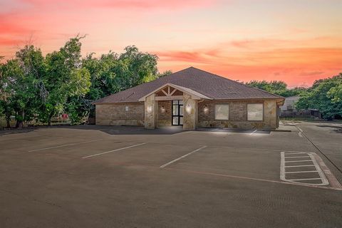 905 Roberts Cut Off River Oaks TX 76114