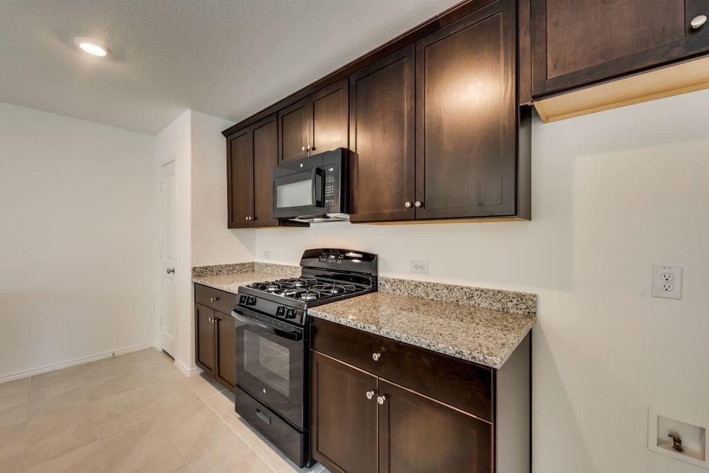 BLUEBONNET EST PH 3 - Residential Lease