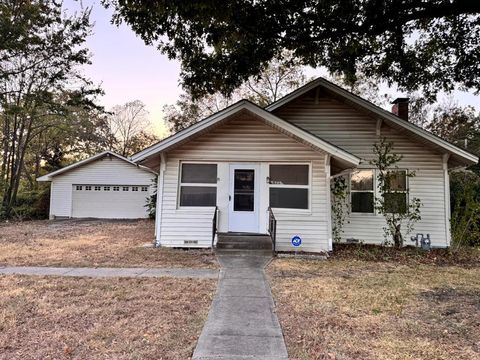 Photo of 623 N Dallas Avenue, Lancaster, TX 75146 (MLS # 21093402)