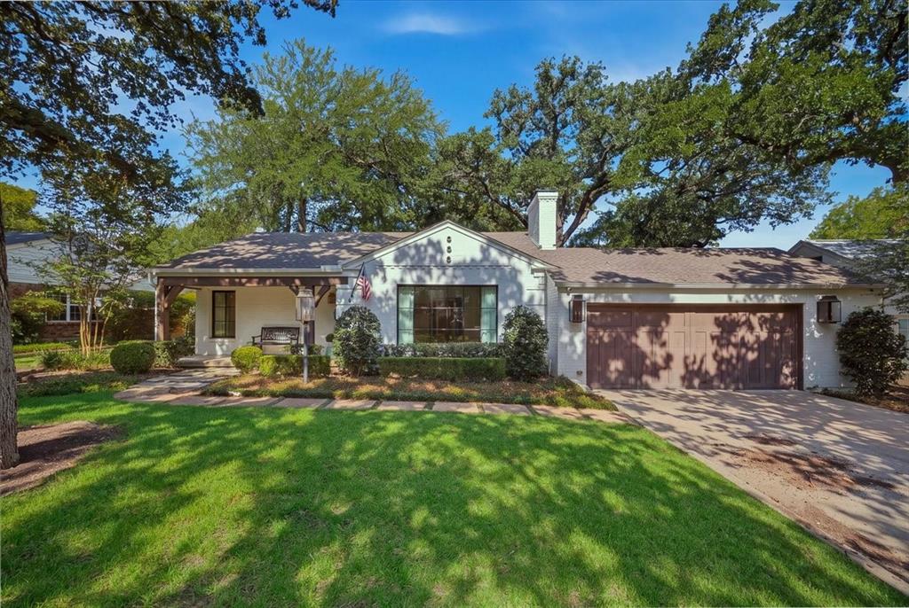 Photo of 329 Eastwood Avenue, Fort Worth, TX 76107 (MLS # 21350238)