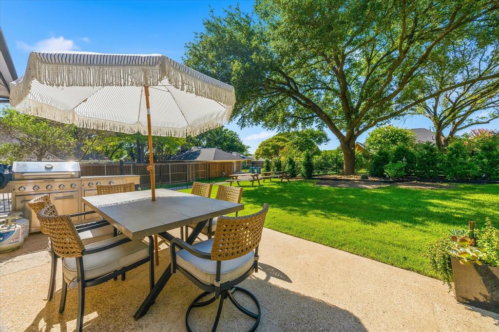 807 Lake Meadows Circle