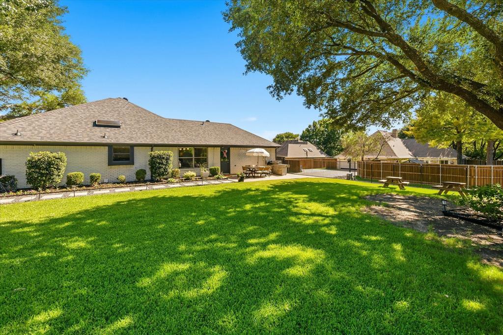 807 Lake Meadows Circle