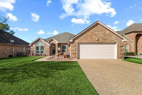Photo of 2117 Pinwood Circle, Arlington, TX 76001 (MLS # 21325021)