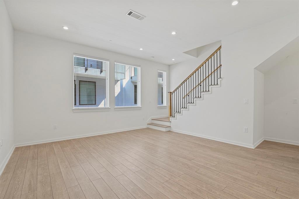 Dallas Land & Loan 02 - Residential Lease