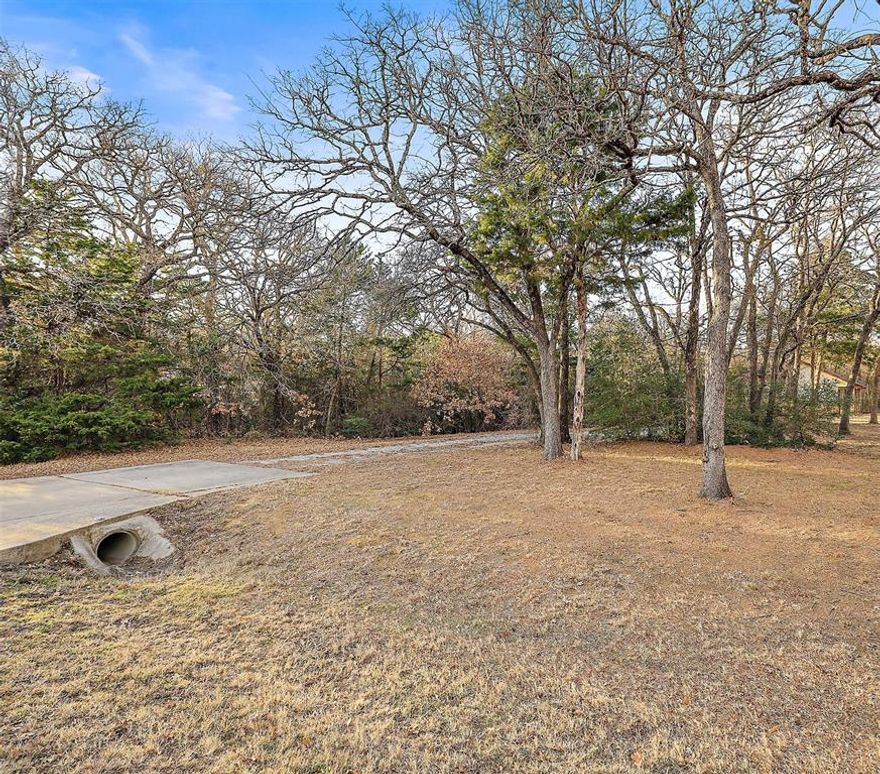 Build your Southlake Dream Home on this lovely 1 acre lot in Cross Timbers. Please see attached documents and contact the City of Southlake for building regulations.