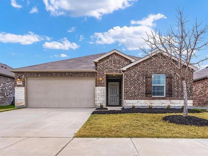 This elegant one story single family home is conveniently located just off US 380 and only minutes away from all major shopping, restaurants and PGA Omni Golf Resort. This beautiful 3 bed, 2 bath home is ready to move in on March 2 and listed at $2,200 monthly rent.
This property offers 1654 square feet of living space with open floor plan, 2-car garage, hardwood flooring, spacious and private backyard perfect for family gatherings! Primary bedroom suite offers bath fashioned with double vanity, circular garden tub, separate shower & walk-in closet with built-ins. The kitchen features a Quartz countertops with subway tile backsplash amidst white cabinetry with contrasting hardware, stainless steel appliances, spacious pantry & a breakfast bar. Oversized utility room offers plenty of storage room for freezer or a second fridge. House comes with a double door stainless steel refrigerator, stainless steel front load washer and dryer, microwave, stove, conventional oven.