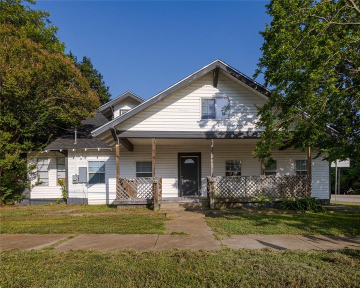 Photo 1 of 18 — 310 S Rusk Street, Groesbeck, TX 76642