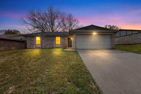 Photo of 733 Reveille Road, Fort Worth, TX 76108 (MLS # 21211255)