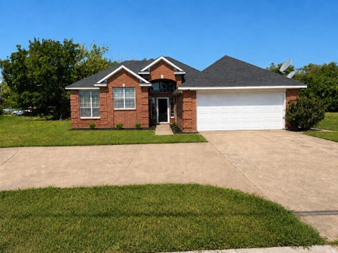 Photo of 400 S Rockwall Avenue, Terrell, TX 75160 (MLS # 21352932)