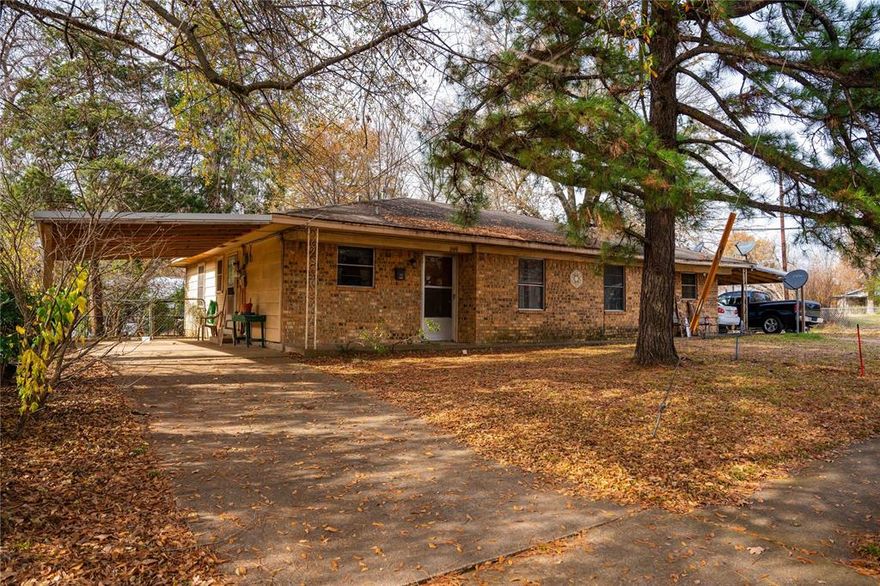 Incoming producing duplex with tenants in place! Add to your rental portfolio with this turnkey duplex in the city of Paris.  Call LA to schedule appointment.