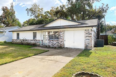 Photo of 2304 Meadow Crest, Irving, TX 75060 (MLS # 21120084)