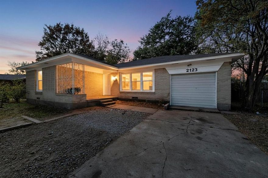 Great opportunity to own your first home or add a solid investment to your portfolio!
This move-in-ready property features 4 spacious bedrooms and 1.5 bathrooms. Enjoy a large backyard, perfect for entertaining, gardening, or relaxing outdoors.