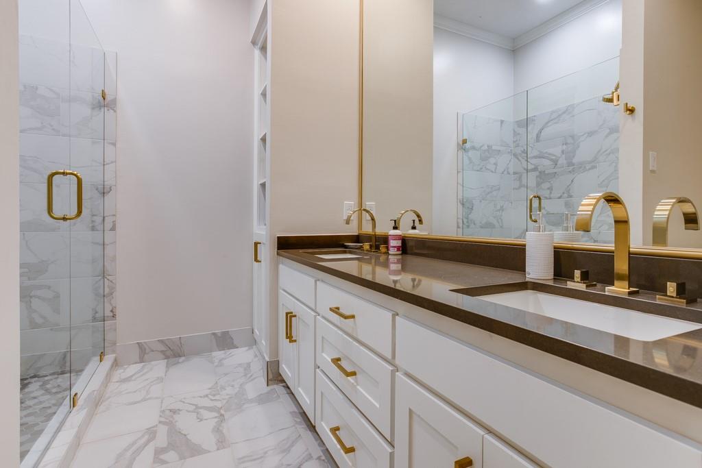 Lennox Royal - Residential