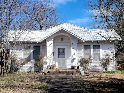 607 N Walnut Clarksville TX 75426