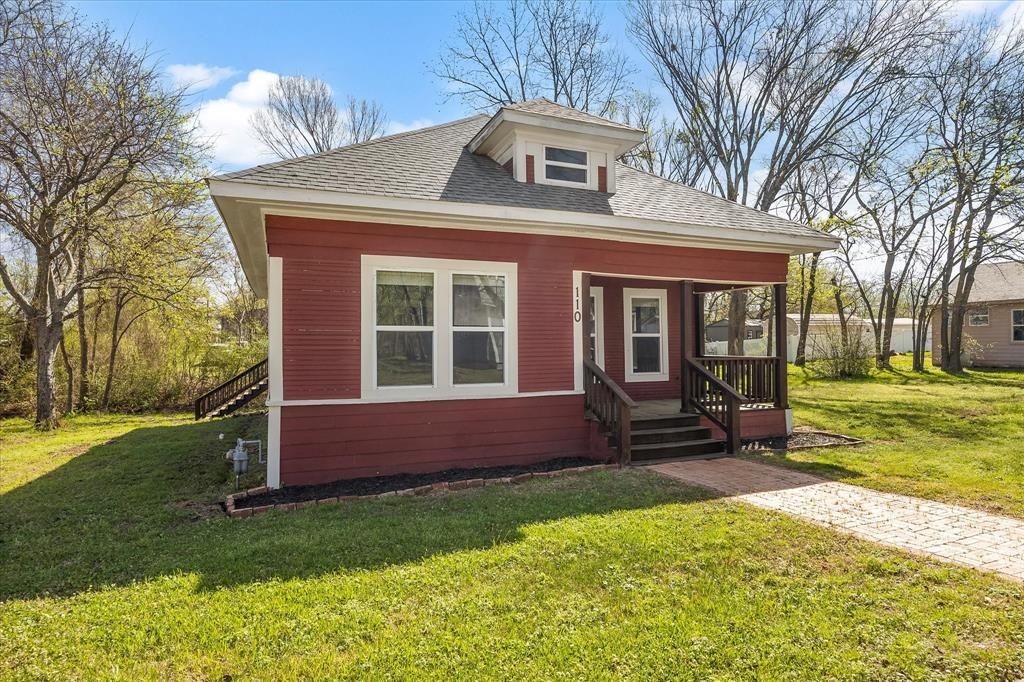 Photo of 110 English Street, Mount Vernon, TX 75457 (MLS # 21215160)