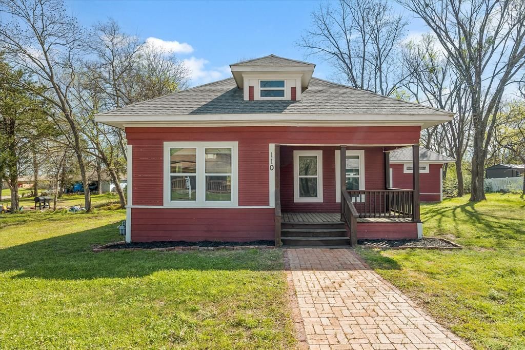 Photo of 110 English Street, Mount Vernon, TX 75457 (MLS # 21215160)