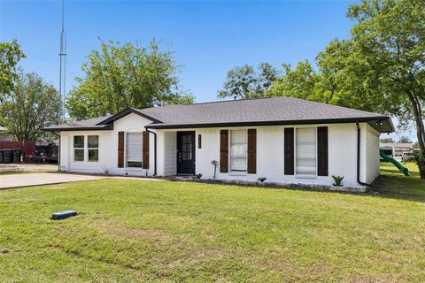 Photo of 305 E Laura Avenue, Quinlan, TX 75474 (MLS # 21267112)