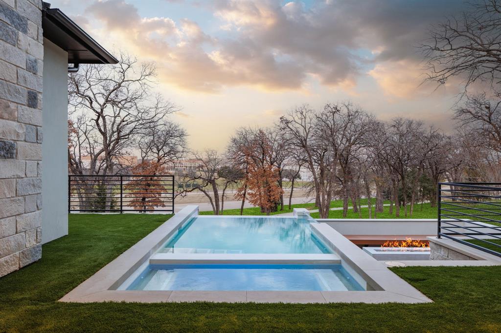 KNOLLS AT SOLANA - Residential