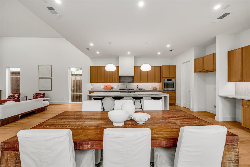 2410 N Prairie Avenue