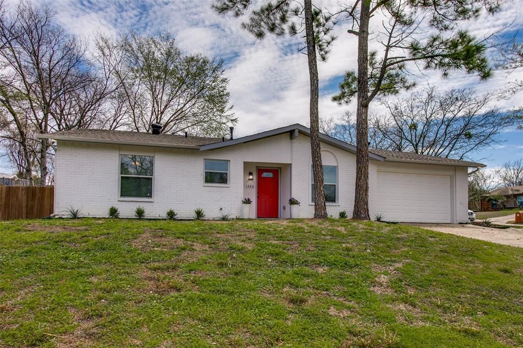 Photo of 1226 S Country Club Road E, Garland, TX 75040 (MLS # 20558120)