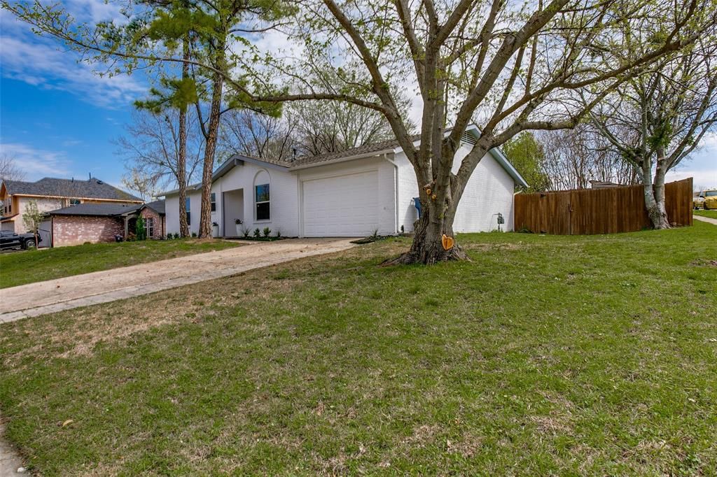Photo of 1226 S Country Club Road E, Garland, TX 75040 (MLS # 20558120)