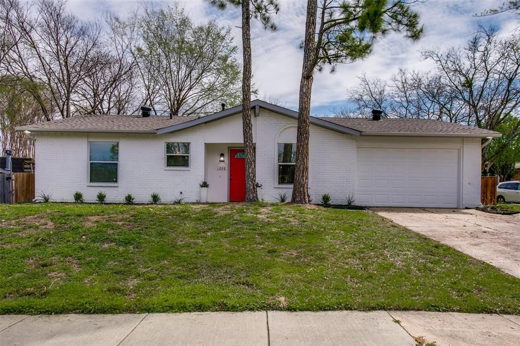 Photo of 1226 S Country Club Road E, Garland, TX 75040 (MLS # 20558120)