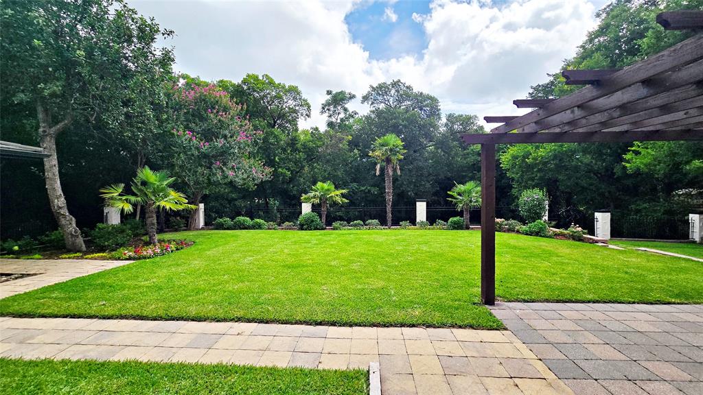 700 Crestview Lane