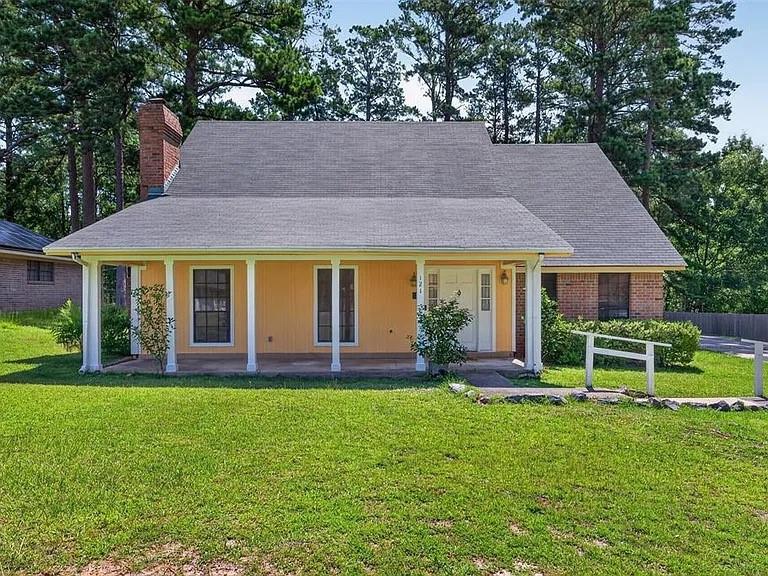 Photo of 121 Deer Lane, Mansfield, LA 71052 (MLS # 21420155)