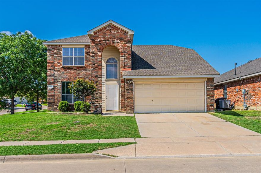 Welcome to this beautiful, spacious, and functional home, ready for your family.
Located on a corner lot, it features very spacious bedrooms, two living rooms with a fireplace, two dining areas, fresh and recent interior paint, new carpet, and a sprinkler system. This is the perfect dream home for your family.