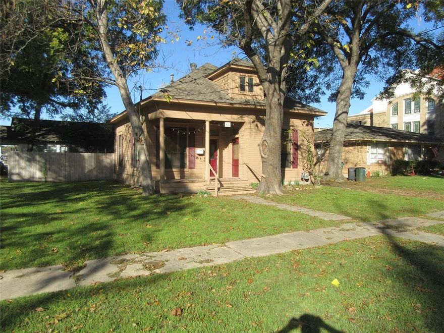 Charming home located in the heart of Terrell. Corner lot. Two bedrooms. Spacious living. The kitchen comes with electric stove. Pet with owners approval. 25lbs and under. $500 pet deposit.