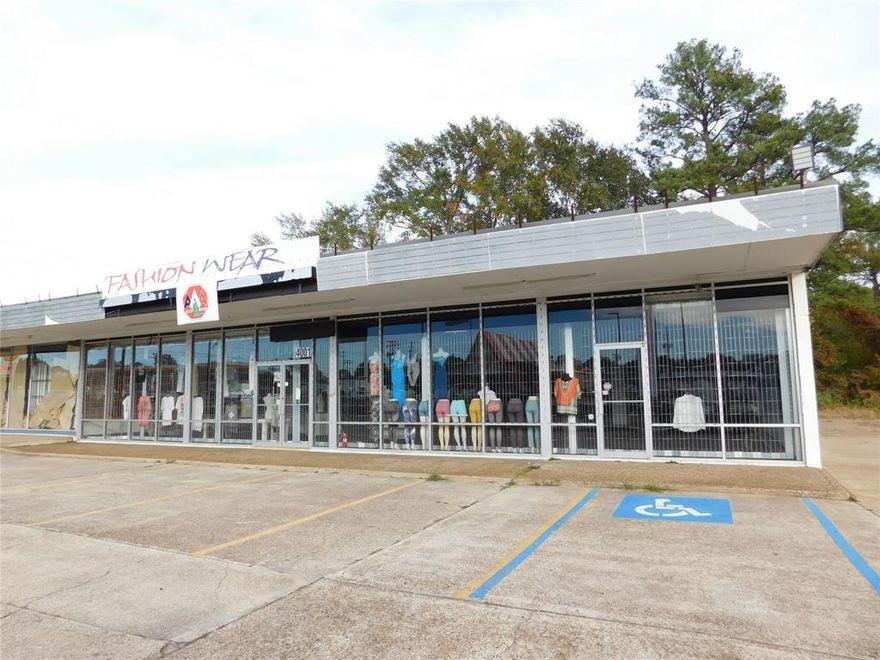 SUPERIOR LOCATION AT I-20 GET OFF ON JEWELLA AVE, IN SHREVEPORT, LA. 71109. THIS LOCATION IS DIVIDED INTO TWO UNITS, ABOUT 5,000 SQ. FT EACH AT $6,000 EACH, THESE TWO UNITS COULD BE 10,000 PLUS SQ. FT FOR A FURNITURE STORE, HAIR ACCESSORY STORE, RETAIL, MIXED USE, PROFESSIONAL SERVICE COMPANY OR SALES.