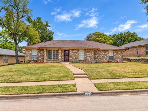 Photo of 1605 Brighton Drive, Carrollton, TX 75007 (MLS # 21401564)
