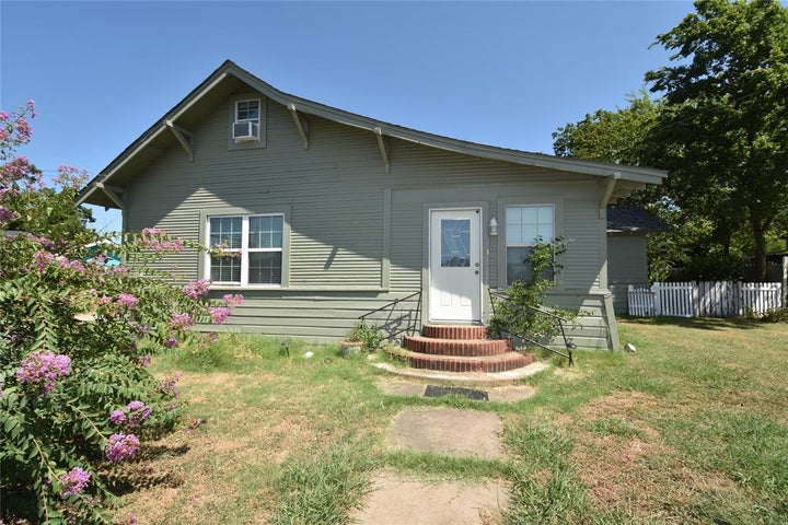 Photo 1 of 38 — 215 E 11th Street, Bonham, TX 75418
