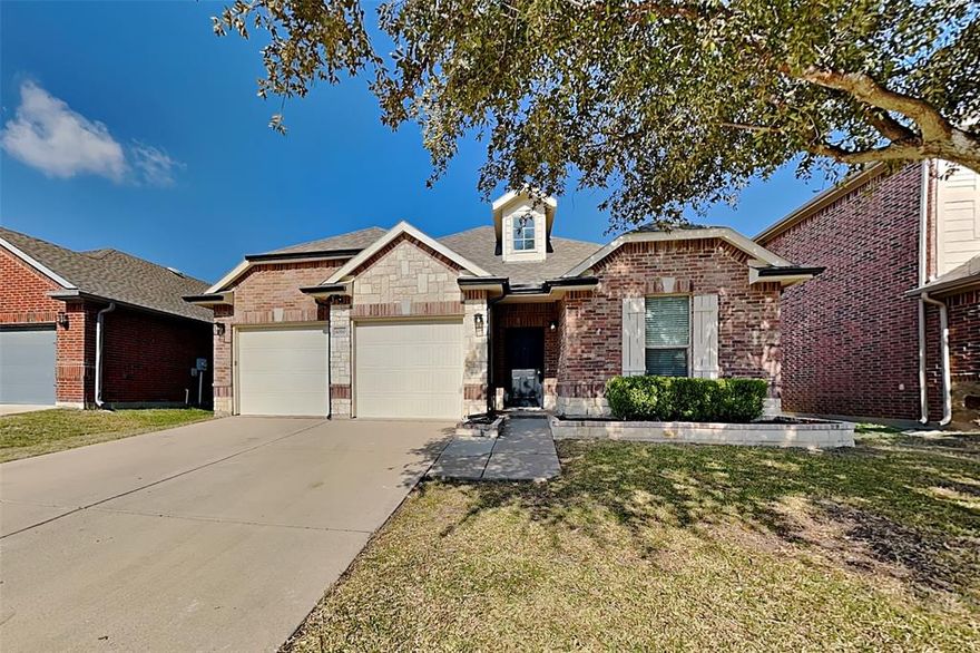Charming 3 bed, 2 bath 1,653 sq ft home in Fort Worth! Open kitchen concept with updated counters. Primary suite with attached bathroom. Spacious backyard, great for gatherings! Pets accepted on a case by case basis. Additional admin fees apply.  Schedule your showing today! This home is as-is.  

This home may be located within a Homeowners Association (HOA) community. If so, residents will be responsible for adhering to all HOA rules and regulations. Please contact your agent or landlord's agent for more information.