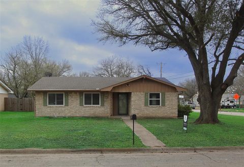 Photo of 1300 Lynwood Street, Gainesville, TX 76240 (MLS # 21195468)